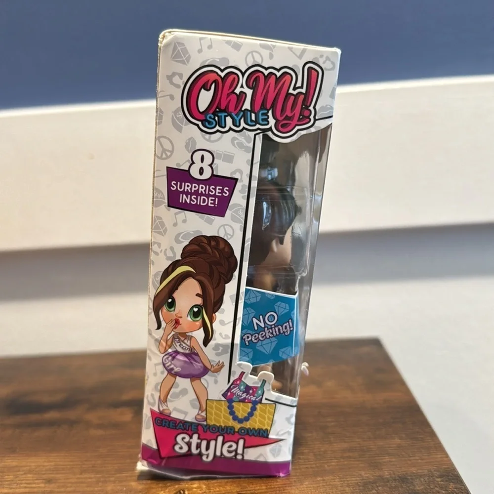 Oh My! Style doll - Izzy Sparkle - White with blue eyes brown hair - series 1
